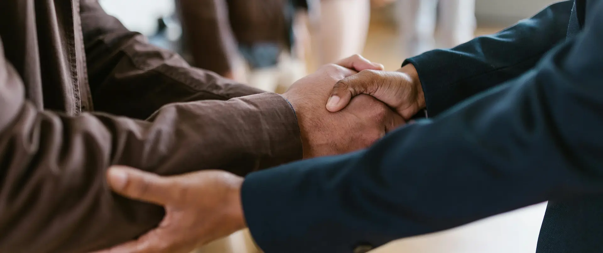 Privatdetektiv in Berlin bei einem Treffen mit einem Kunden in einer Familienangelegenheit