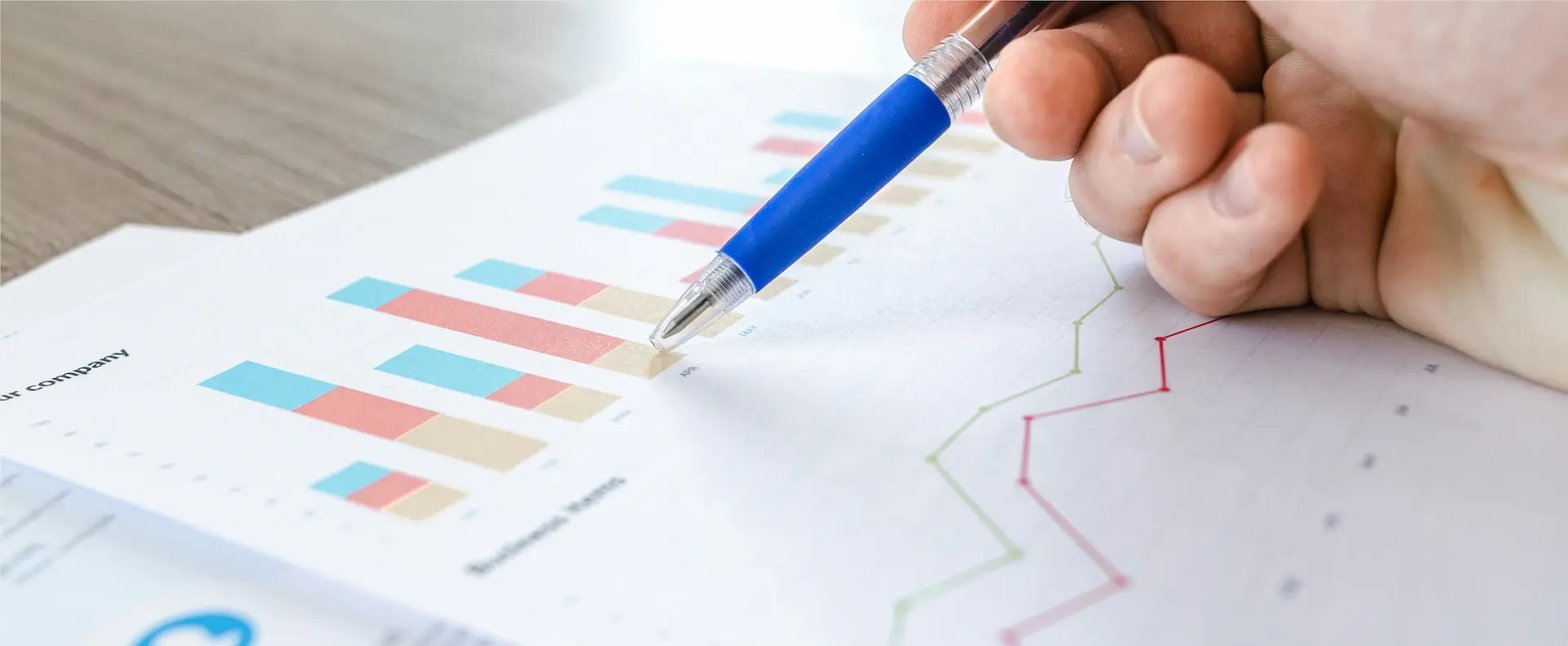 Detektiv in Berlin bei der Analyse von Finanzdaten während einer Wirtschaftsermittlung für ein Unternehmen
